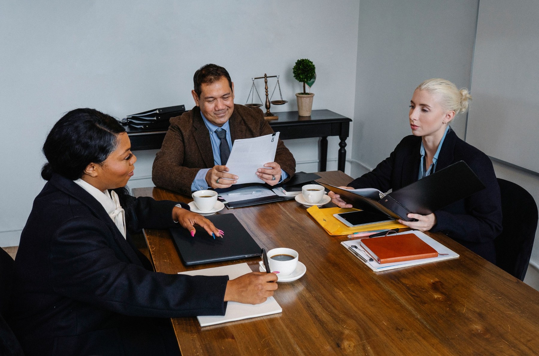 Consultoria empresarial com documentos e análise técnica