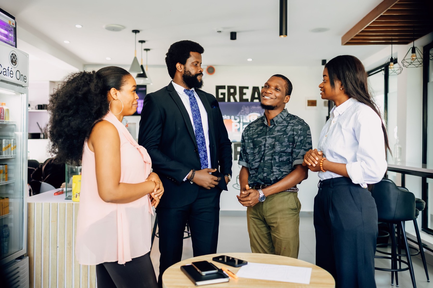 Equipe empresarial conversando e alinhando processos